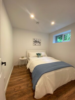 5 bedrooms, desk, WiFi, bed sheets