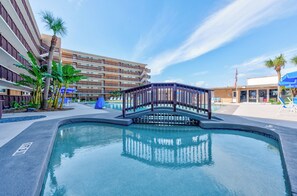 A heated pool - Prime Beachfront Location with Stunning Views, Pool, Hot Tub & Pickleball (Corpus Christi)