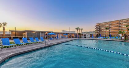 Prime Beachfront Location - Stunning Views, Pool, Hot Tub & Pickleball Court!
