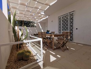 Outdoor dining - Suite Garden Plus (Scala di Furno)