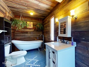 Combined shower/bathtub, hair dryer, towels, soap