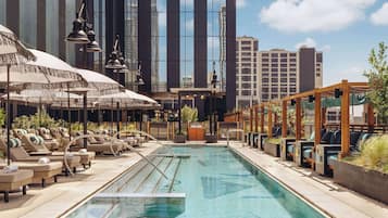 Piscine extérieure, tentes de plage, chaises longues