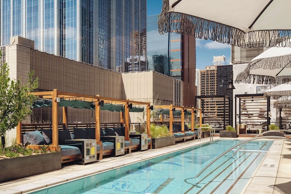 Una piscina al aire libre, camas de piscina con cargo