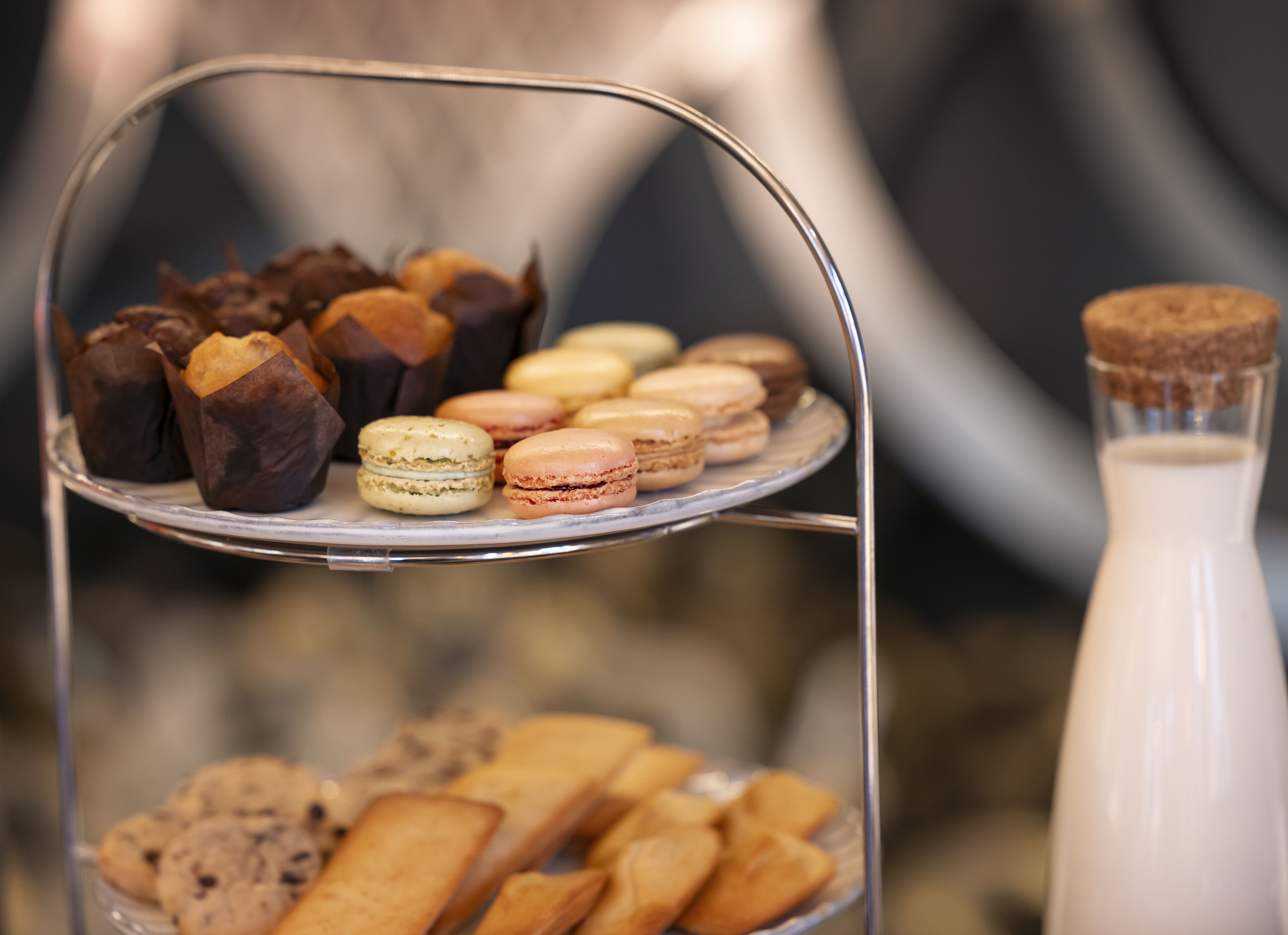 Una bandeja escalonada con diversos pasteles y galletas.