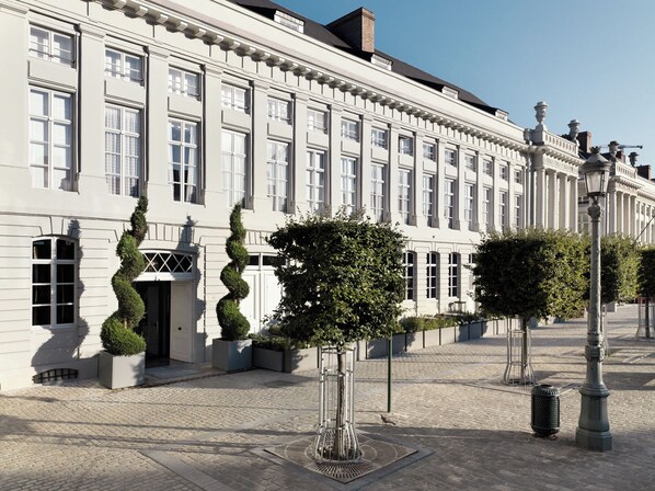 A historic building with symmetrical architecture, large windows, and a paved courtyard. - Juliana Hotel & Spa - Brussels Centre (Brussels)