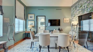 Presidentiële suite | Luxe beddengoed, een kluis op de kamer, individueel gemeubileerd