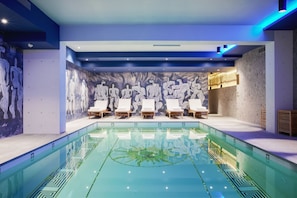 Piscina interna, espreguiçadeiras