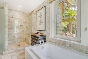 Dusche, Haartrockner, Handtücher