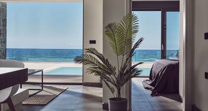 Sea Front LaMer Villa,Luxury Retreat & Heated Pool