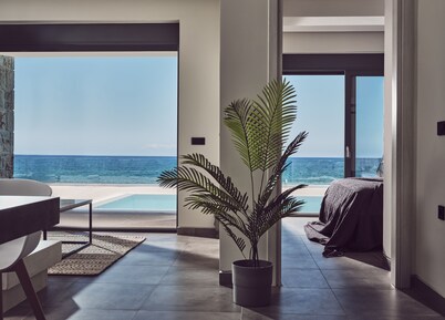 Sea Front LaMer Villa,Luxury Retreat & Heated Pool