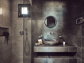 Douche, séchoir à cheveux, serviettes fournies, savon