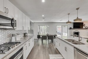 Frigorifero, microonde, forno, piano cottura