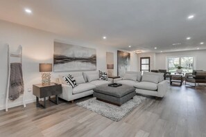 Televisio, takka, stereot, työhuone