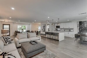 Televisio, takka, stereot, työhuone