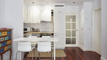 Een koelkast, een microgolfoven, een oven, een vaatwasser