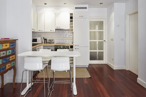 Kühlschrank, Mikrowelle, Ofen, Geschirrspüler