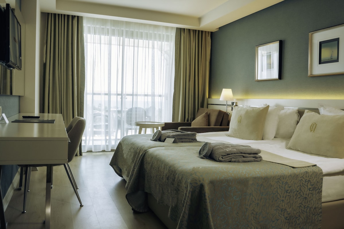 Minibar (some free items), in-room safe, desk, blackout drapes