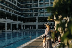 2 Innenpools, Außenpool (je nach Saison geöffnet), Sonnenschirme