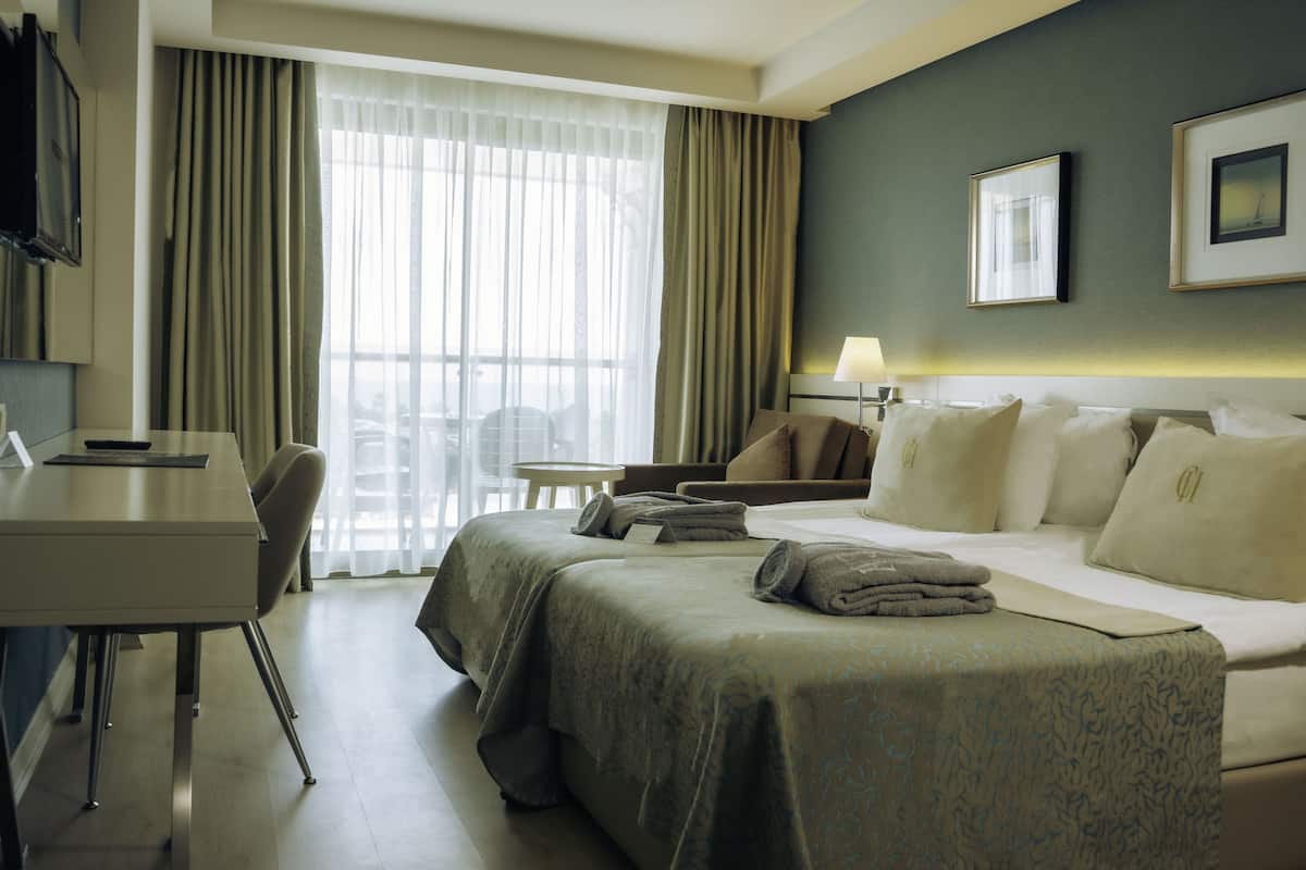 Minibar (some free items), in-room safe, desk, blackout drapes