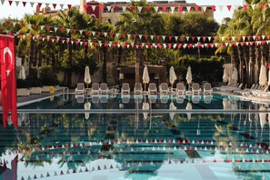 2 albercas techadas y alberca al aire libre por temporada