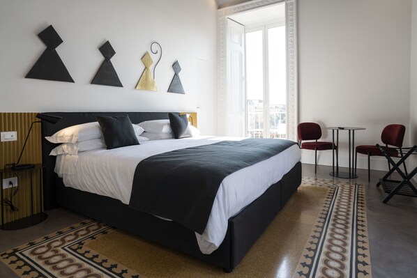 Kahden hengen classic-huone, parveke, kaupunkinäköala | Tallelokero huoneessa, äänieristys, ilmainen Wi-Fi, vuodevaatteet