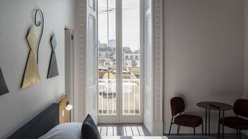 Klassieke tweepersoonskamer, balkon, uitzicht op de stad | Een kluis op de kamer, geluiddichte muren, gratis wifi, beddengoed