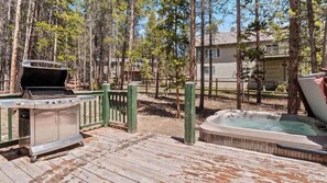 Outdoor spa tub - Hot tub, Arcades, Forest Vibe & Close to Downtown! (Leadville)