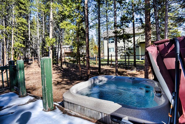 Outdoor spa tub - Hot tub, Arcades, Forest Vibe & Close to Downtown! (Leadville)