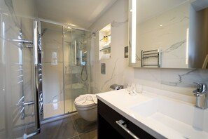 Dusche, kostenlose Toilettenartikel, Haartrockner, Handtücher