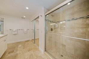 Combined shower/tub, hair dryer, towels