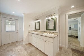 Tina con regadera, secadora de cabello, toallas 