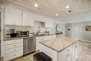Fridge, microwave, oven, stovetop - Bellablu: A Waterfront Haven, The Ideal Retreat for Your Next Getaway! (Anna Maria)