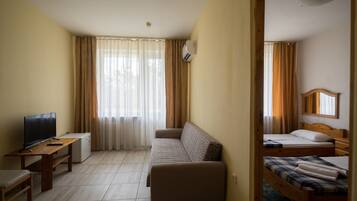 Camera Superior con letto matrimoniale o 2 letti singoli | 1 camera, una scrivania, lenzuola