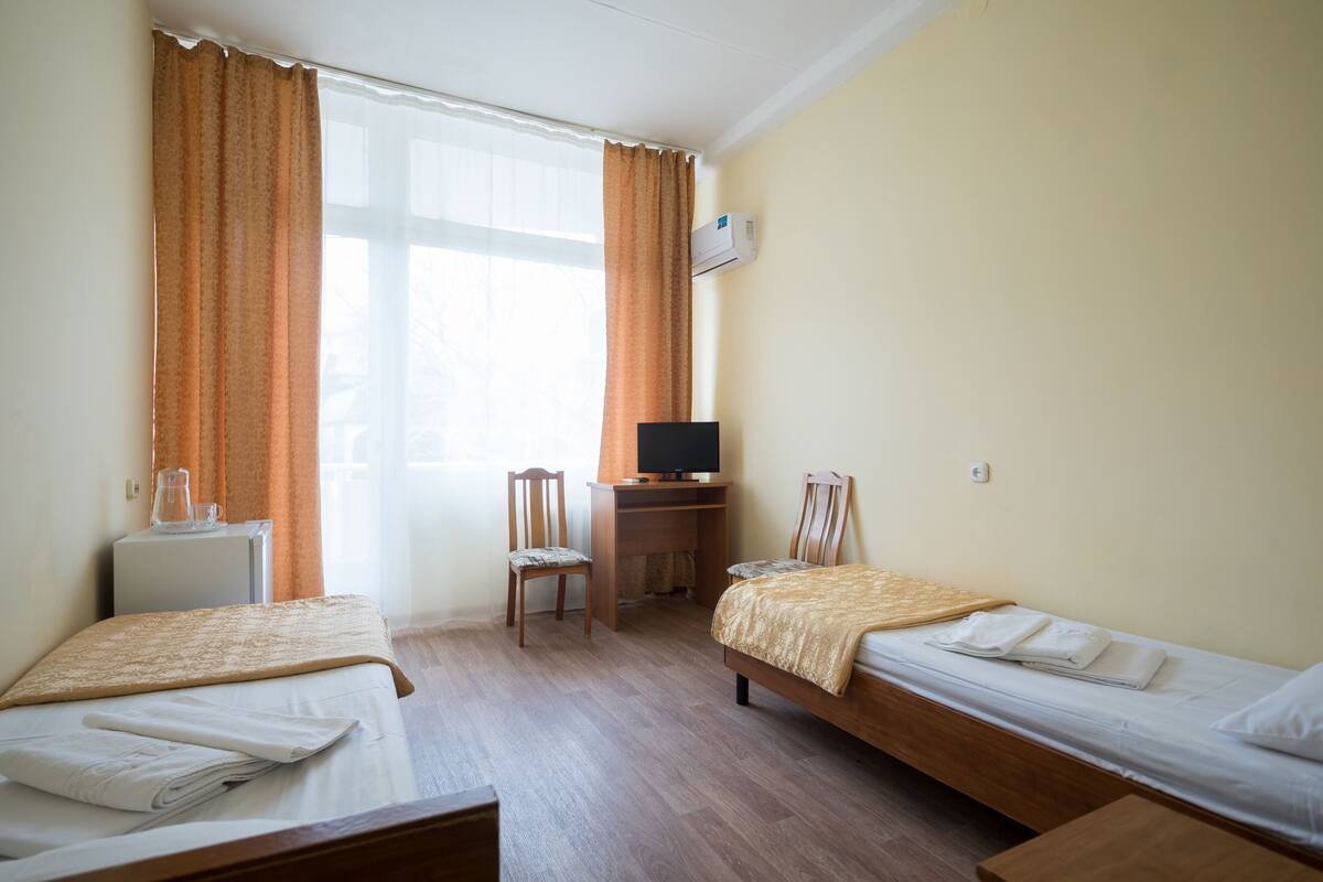 Habitación estándar con 1 cama matrimonial o 2 individuales | 1 habitación, escritorio y ropa de cama