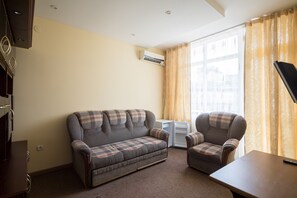 Camera Luxury | 1 camera, una scrivania, lenzuola