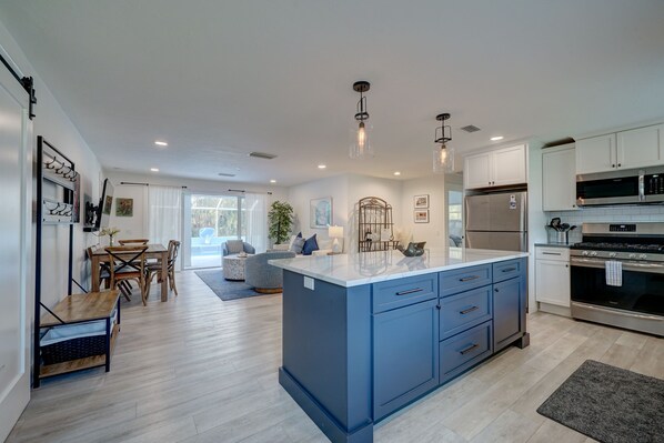 Refrigerador, microondas, horno, placa de cocina