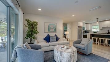 Smart-TV, DVD-Player, Tischtennisplatte, Bücher