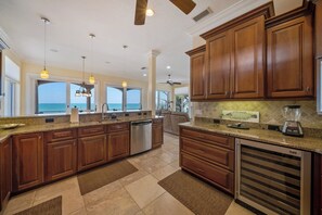 Kylskåp, mikrovågsugn, ugn och spishäll