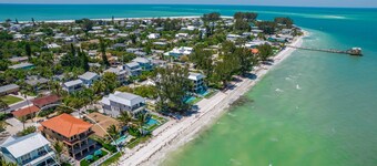 Bella Vista: Bay front with gorgeous views and outdoor living space.