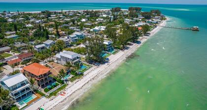 Bella Vista: Bay front with gorgeous views and outdoor living space.