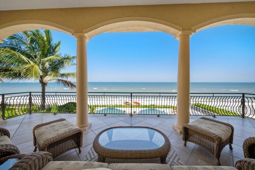 Bella Vista: Bay front with gorgeous views and outdoor living space.