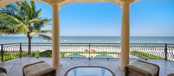 Bella Vista: Bay front with gorgeous views and outdoor living space.