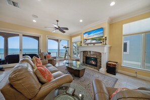 Fernseher, DVD-Player, Bücher, Musikbibliothek