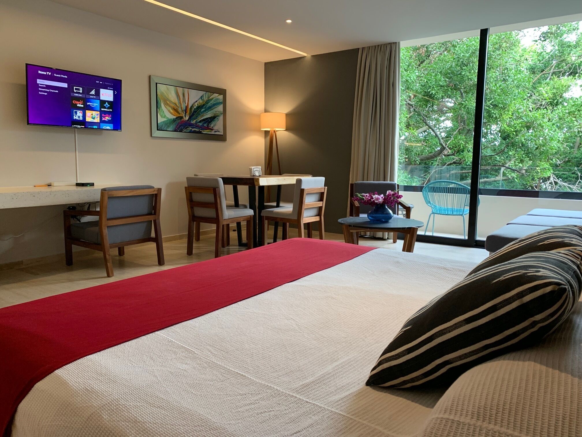 Big Beautiful Studio Apartment - Rooftop Pool Ocean View