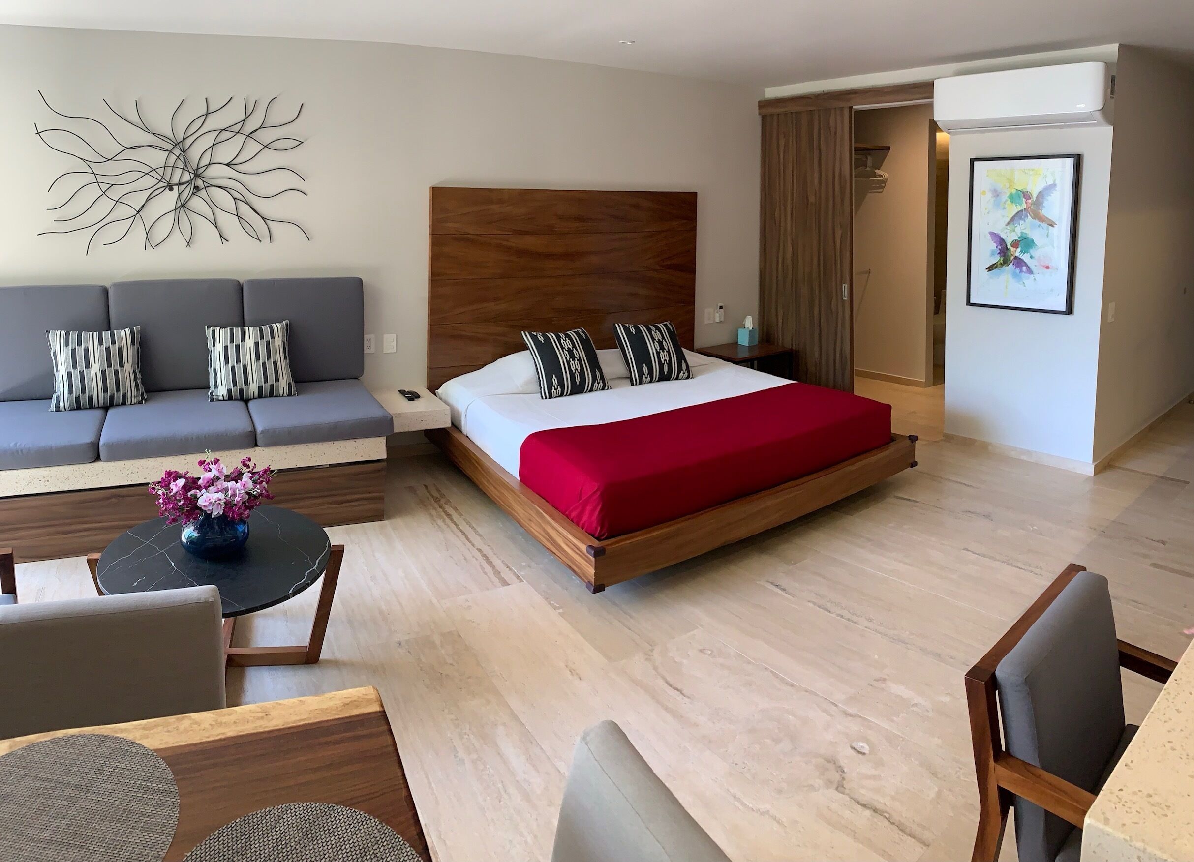 Big Beautiful Studio Apartment - Rooftop Pool Ocean View