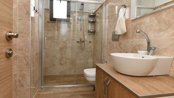 Family Apartment (B Blok) | Bathroom | Shower, rainfall showerhead, hair dryer, towels