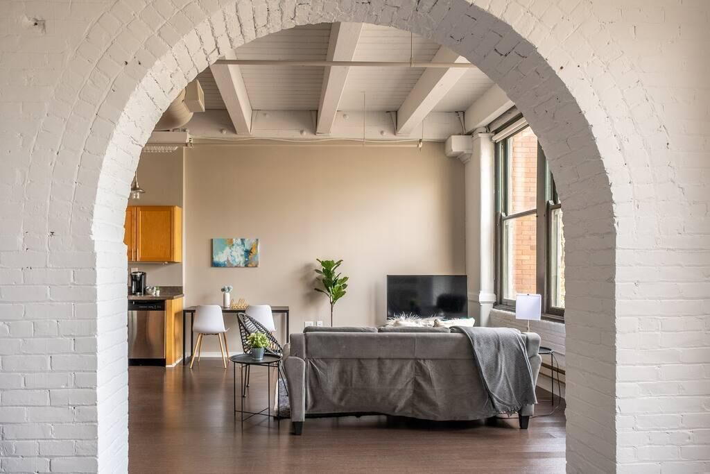 Frontdesk | Open and Bright 1 BR Apt near Downtown