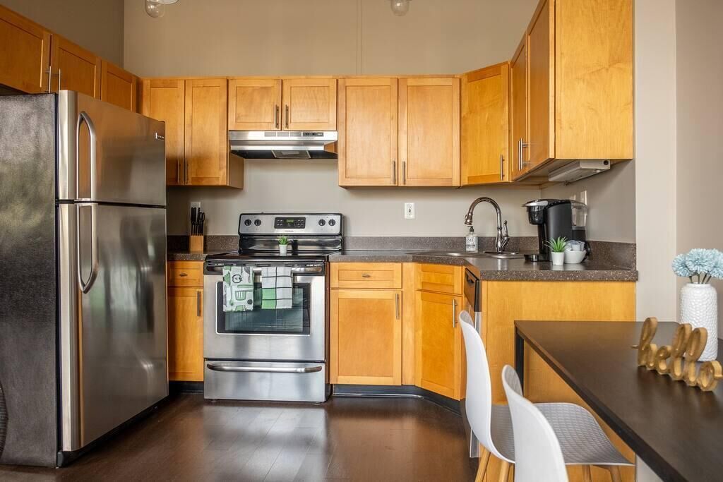 Frontdesk | Open and Bright 1 BR Apt near Downtown