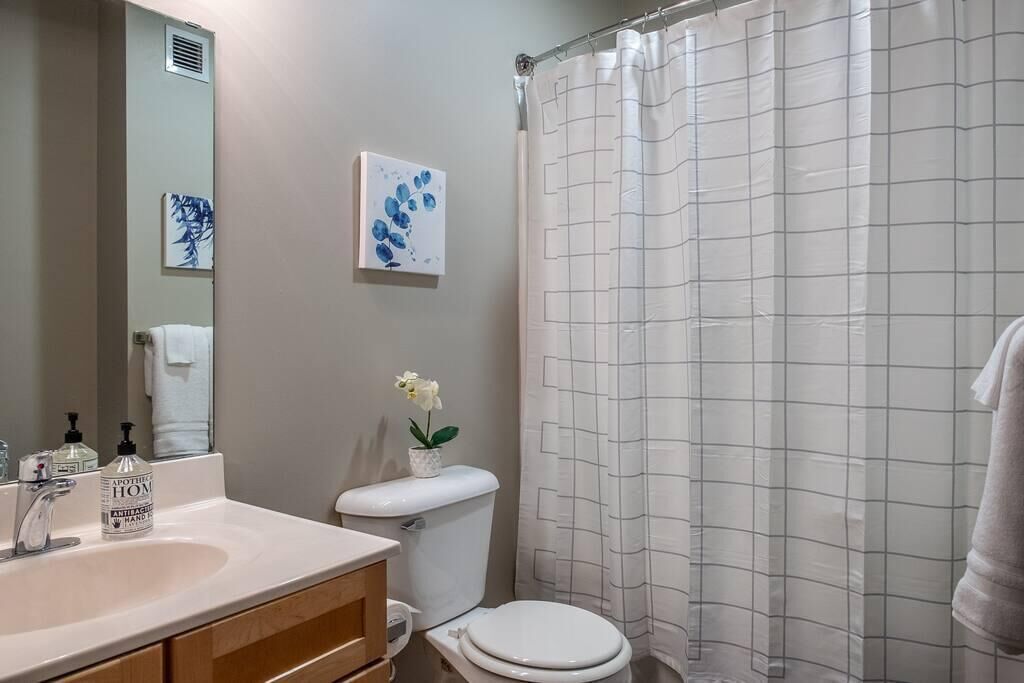 Frontdesk | Stylish 1 BR Apt with City Views