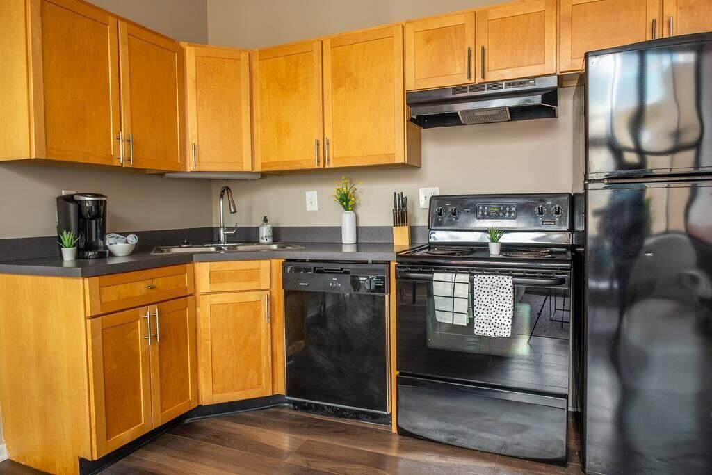 Frontdesk | Stylish 1 BR Apt with City Views